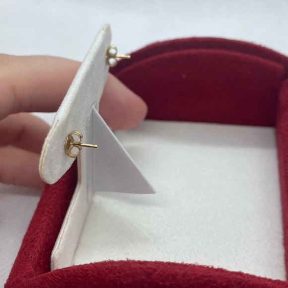 14k Arrow earrings - Picture 3 of 5